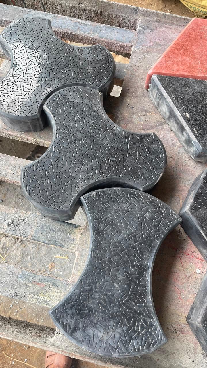 Clover-shaped paver blocks with textured surface