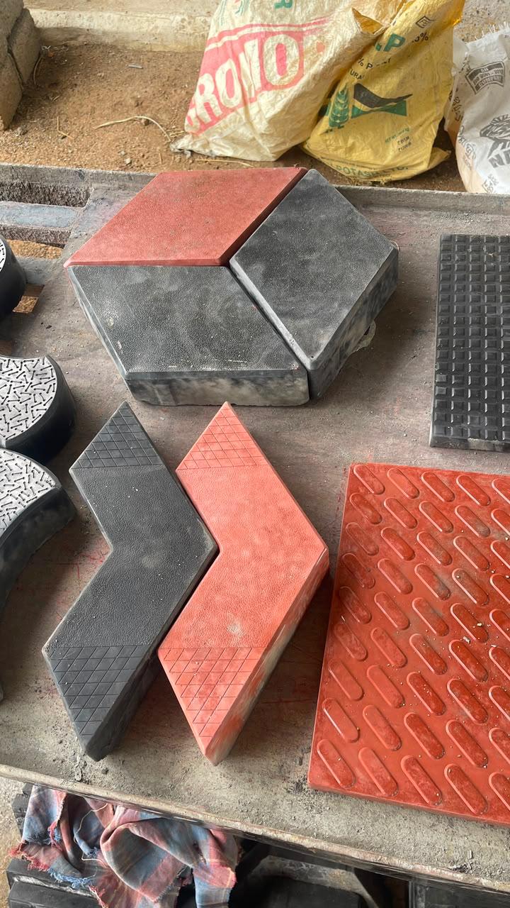 Cube-effect tiles in red and charcoal